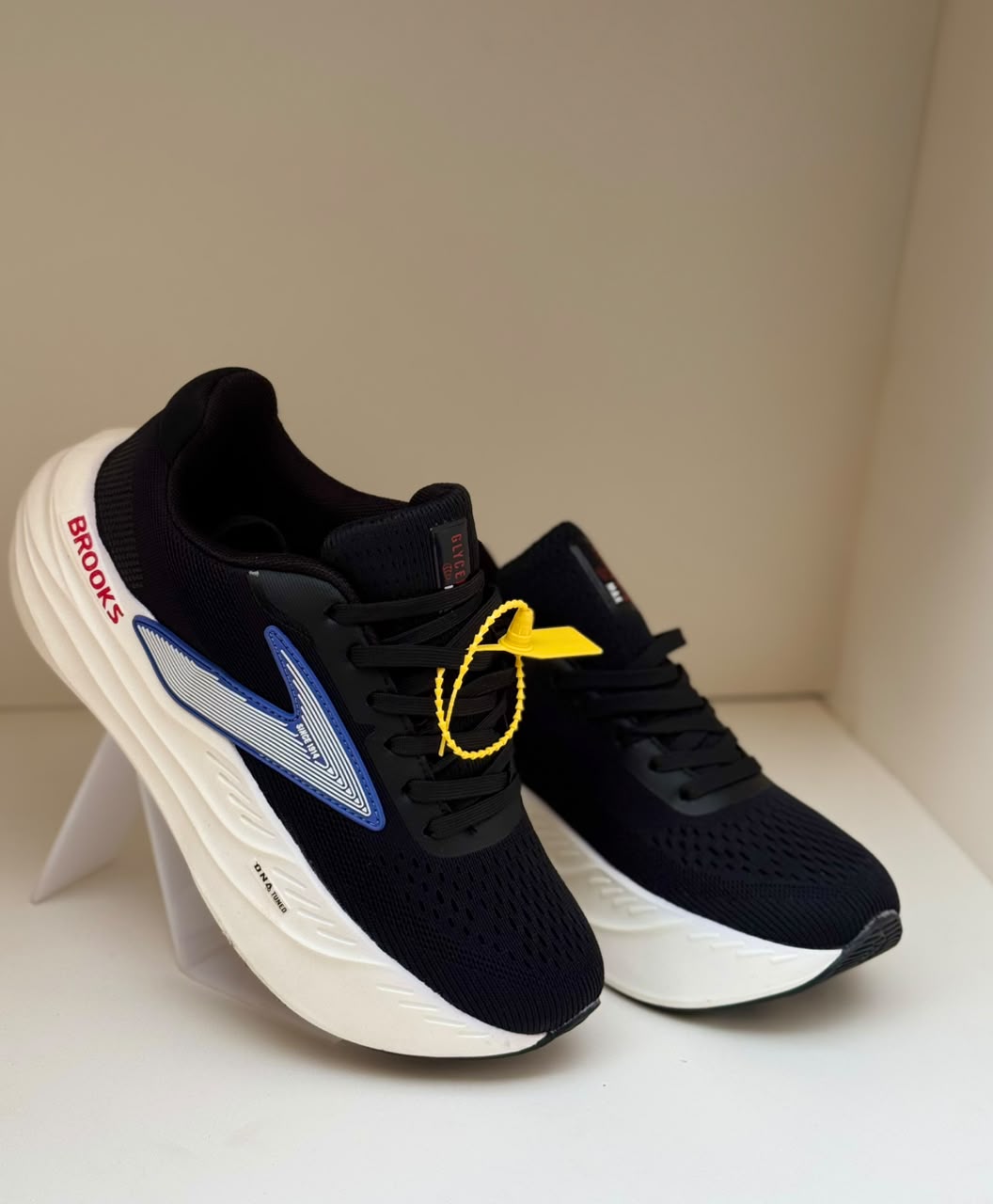 LuxeStep Black Brooks