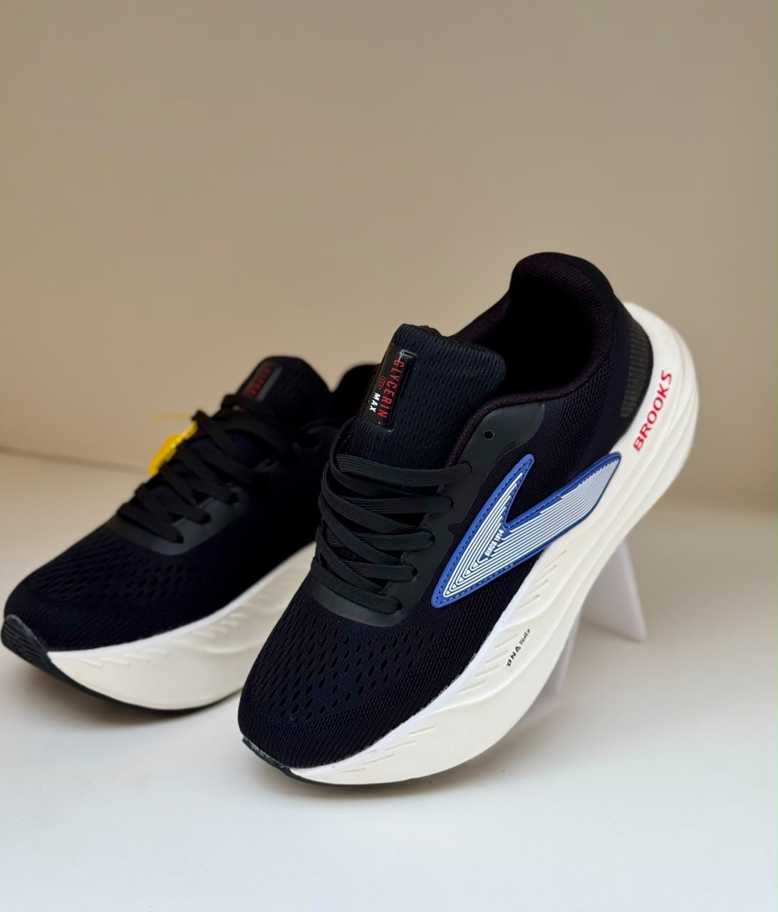 LuxeStep Black Brooks