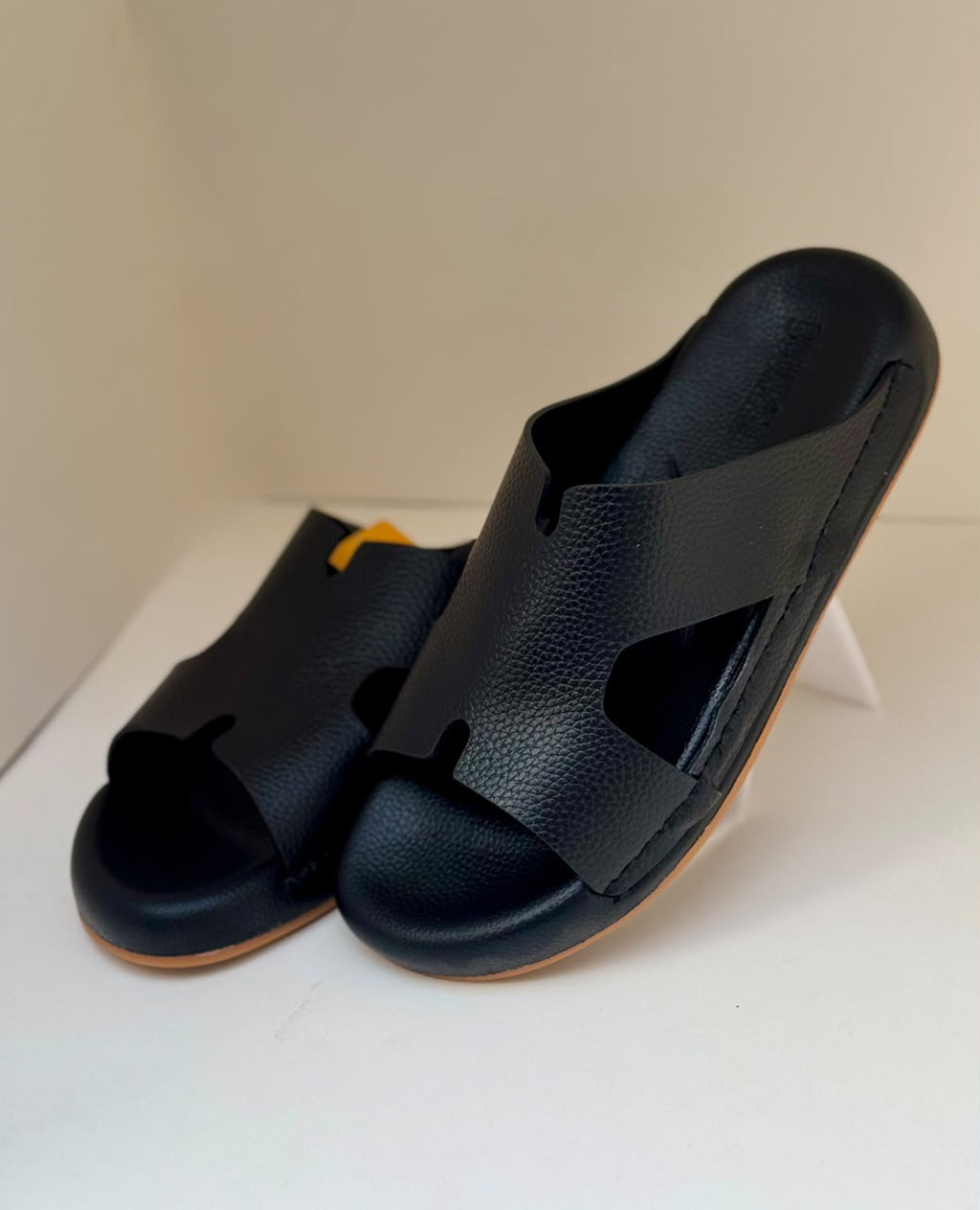 UrbanFlex Black Wide-Strap Comfort Slippers